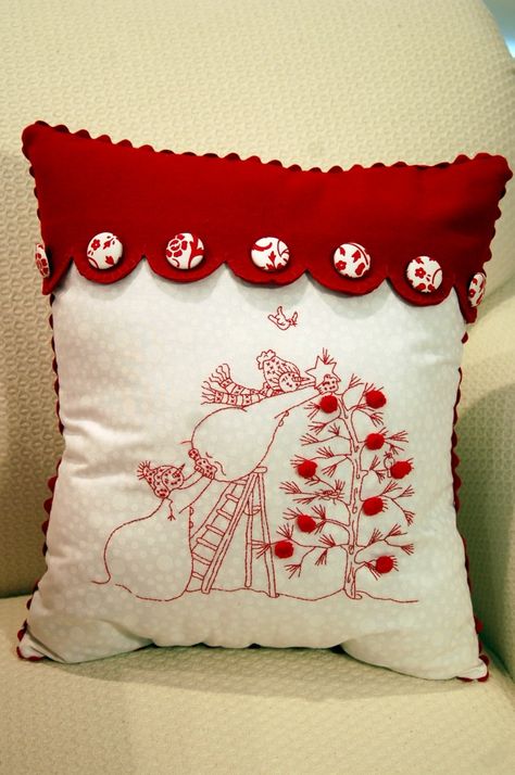 Christmas Quilt & Pillows | Pink Polka Dot Creations.  Trim the Tree embroidery design by Crabapple Hill Studio. Embroidery Vines, Crabapple Hill, Apple Hill, Redwork Embroidery, Navidad Diy, Christmas Cushions, Sewing Pillows, Christmas Pillows, Crab Apple