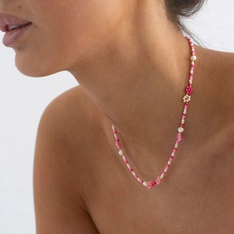 Colourful Pearl Necklace, Necklace Diy Ideas, Summer Pearl Necklace, Pearl Necklace Diy, Flower Bead Necklace, Diy Pearl Necklace, Collar Rosa, Pink Beaded Necklace, Diy Friendship Bracelets Tutorial