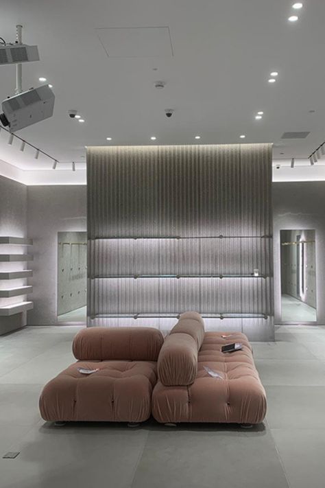 Seating Area Retail Store Design, Fashion Showroom Interior, Luxury Fitting Room, Luxury Store Interior, Luxury Retail Interior, Botique Interiors, Luxury Retail Store, Fashion Showroom, Clothing Store Interior