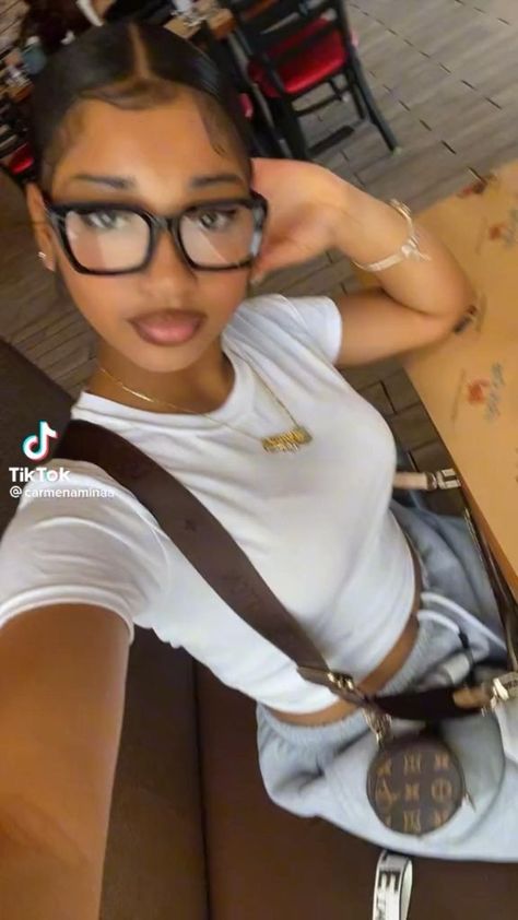 Glasses Inspiration, Pretty Dark Skin, Cute Glasses, Stylish Glasses, Sum Up, Girls With Glasses, Cute Swag Outfits, Baddie Outfits Casual, Cute Selfie Ideas