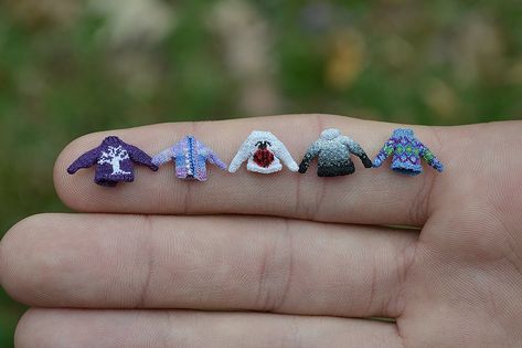 Micro Knitter Althea Crome Gets an Incredible 80 Stitches To The Inch #knitting #microknitting #fiberart #AltheaCrome Doll House Ideas, Crochet Doll House, Extreme Knitting, Miniature Knitting, Trendy Crochet, Craft Corner, Mini Things, Tiny Hand, Hand Knitted Sweaters