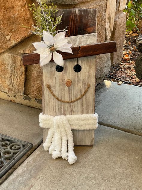 Handmade Wood Decor, Christmas Wood Crafts To Sell Rustic, Crafts With Sticks And Twigs, Wood Snowman Diy, Wooden Christmas Crafts Diy, Rustic Snowman, Christmas Diy Wood, Halloween Wood Crafts, Christmas Crafts To Sell