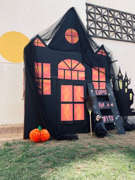 Haunted House Backdrop, Trunk Or Treat Haunted House, Haunted House Trunk Or Treat, Witch Trunk Or Treat, Diy Halloween Haunted House, Kids Haunted House, Kindergarten Centres, Haunted House For Kids, Halloween Haunted House Diy