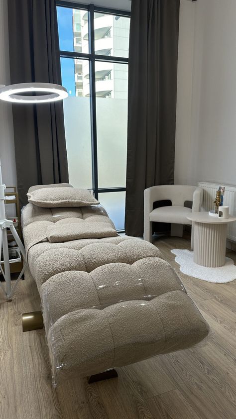 Beige Lash Luxury Beauty Bed Figuratti Cute Spa Room Ideas, Lash Room Snack Bar, Facialist Room, Lash Salon Aesthetic, Beige Lash Room, Luxury Lash Studio, Esthetician Aesthetic Room, Lash Salon Ideas, Lash Room Aesthetic