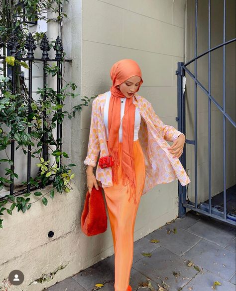 @kishama #fashion #travel #hijab #summer #beach #floral Orange Hijab Outfit, Orange Hijab, Summer Hijab Outfits, Hijab Beach, Orange Outfits, Hijab Summer, Beach Floral, Outfits Hijab, Orange Fits