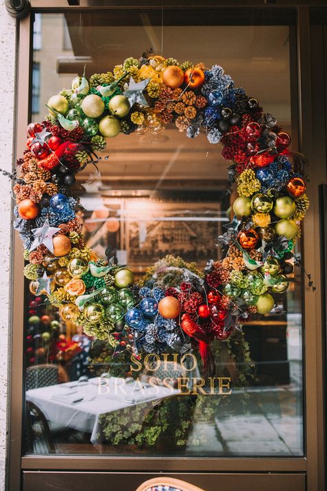 Outdoor Christmas Lights Uk, Porch Garland Ideas, Christmas Decor Ideas For Restaurant, Christmas Decoration Store, Storefront Christmas Displays, Christmas Garland For Front Door, Front Porch Garland, Commercial Christmas Decor, Christmas Installation