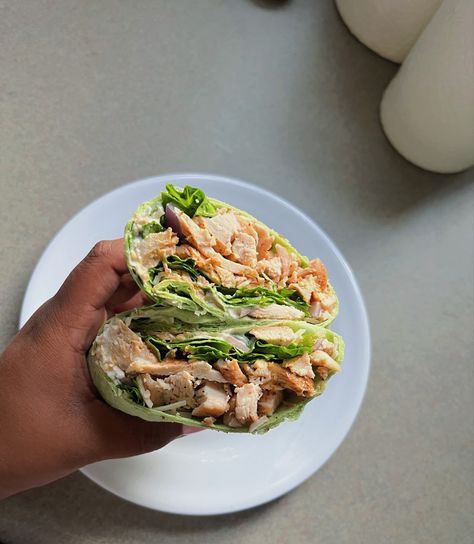 Healthy Chicken Sandwich Clean Eating, Chicken Caesar Wrap Aesthetic, Healthy Chicken Aesthetic, Lettuce Wrap Aesthetic, Salad Wrap Aesthetic, Breakfast Lettuce Wraps, Chicken Wrap Aesthetic, Lettuce Meals, Wraps Aesthetic