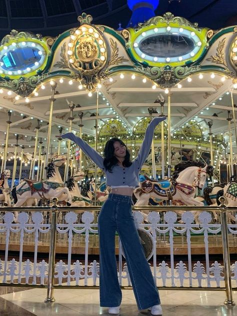 Korean Photo, Photography Poses Women, Insta Photo Ideas, Strike A Pose, Fashion Poses, Field Trip, Aesthetic Photo, Photo Dump, Carousel