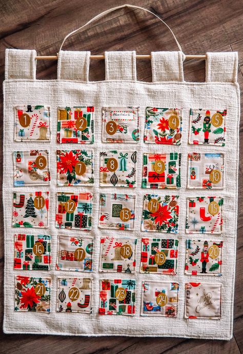 Christmas Quilt Wall Hanging, Diy Christmas Countdown, Christmas Countdown Diy, Sew Christmas, Quilt Wall Hanging, Quilt Wall, Christmas Wall Hangings, Country Quilts, Embroidery Supplies