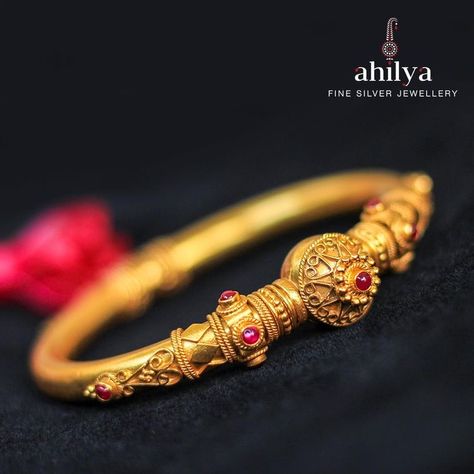 Women Gold Bangles, Aesthetic Engagement Ring, Aesthetic Engagement, Oxidized Jewellery, Unique Gold Jewelry Designs, Gold Bangles For Women, Gold Jewelry Outfits, Antique Gold Jewelry Indian, Gold Bangle Set