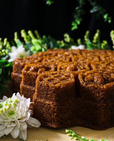 Afternoon Tea: Spiced Mead Honey Cake - Rhubarb & Lavender Honey Spice Cake, Honey Nut Cake, Spiced Honey Cake, Afternoon Tea Desserts, Savory Dutch Baby, Honey Cakes, Honey Cake Recipe, Honeycomb Cake, Afternoon Tea Cakes