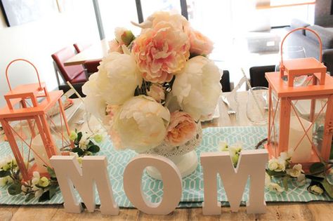 Cute Mom Letters That Add SO Much On This Mother's Day Table! - See How To Put It Together On B. Lovely Events! Girls Luncheon, Mom Letters, Wine And Paint Night, Magical Bedroom, Mothers Day Desserts, Happy Mother Day, Mother's Day Activities, Spring Table Decor, Mothers Day Cake