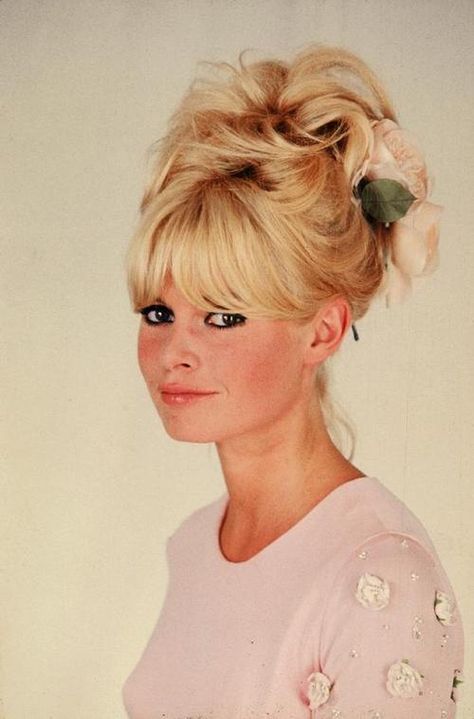 Fall/Winter 2014: Starlet Approved Beauty Trends.... rosy cheeks like Brigitte Bardot Bardot Bangs, Klasik Hollywood, 60s Hair, Bridget Bardot, Hair Icon, Long Blonde, French Actress, Brigitte Bardot, Blonde Balayage