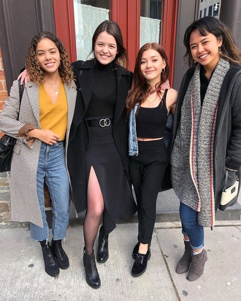 Ginny & Georgia 🍑 on Instagram: “MANG, @sllampy & Debra! ❤️ #ginnyandgeorgia #netflix” Ginny Georgia, Ginny And Georgia, Tv Clothes, Georgia Girls, Wardrobe Tips, Outfits Chic, Nice Style, Chic Fashion, Casual Street Style