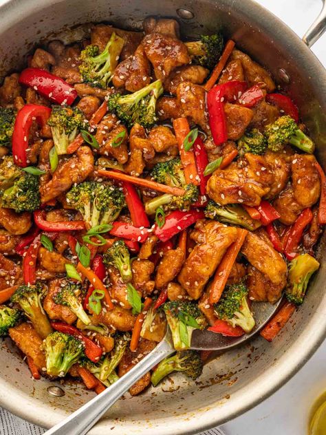 Chinese Hunan Chicken is a mouthwatering and flavorful dish that�’s easy to make at home in about 30 minutes. This Hunan Chicken Recipe, Hunan Chicken, Easy Cabbage Recipes, Braised Chicken Breast, Centerpieces Diy, Chicken Meals, Air Fryer Healthy, Asian Foods, Chinese Recipes