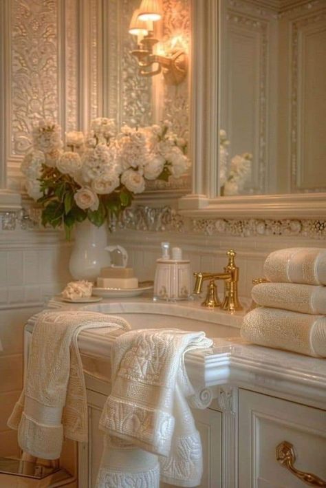 Museum Aesthetic Home Decor, Small White Marble Bathroom Ideas, Gold Hardware Bathroom Ideas, Feminine Bathroom Ideas Chic, Apartment Bathroom Color Schemes, Soft House Decor, Cute Guest Room Ideas, Elegant Small Bathrooms, Small Luxury Homes Interior