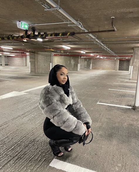 Big Fluffy Coat Outfit, Fur Bubble Coat Outfit, Fluffy Coat Aesthetic, Fur Coat Outfit Baddie, Winter Inspo Outfits, Black People Weddings, Fur Coat Outfit, Bubble Coat, Girls Fur Coat