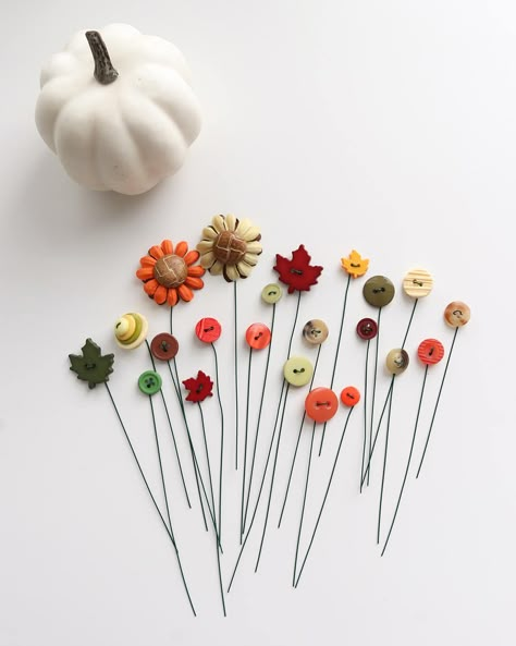 This fall button bouquet in a foam pumpkin is such a fun dollar tree craft! This is a great way to turn boring foam pumpkins into a cute decor piece. This also makes a great fall gift. Button Flower Craft, Christmas Button Bouquet, Fall Flower Crafts For Kids, Button Bouquet Salt Shaker, Cheap Craft Ideas For Adults, Button Flowers In Salt Shakers, Fall Button Crafts, Button Flowers How To Make, Crafts With Buttons