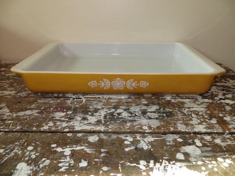 Retro Dishes, Vintage Bakeware, Pyrex Casserole Dish, Lasagna Pan, Pyrex Collection, Vintage Dishware, Vintage Soul, Antique Kitchen, Vintage Kitchenware