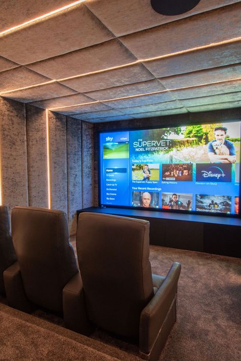 Cinema Room Design, Modern Home Bar Designs, Home Cinema Design, Home Theater Screens, Sala Cinema, Basement Movie Room, Home Automation Project, Movie Theater Rooms, Bungalow Interior