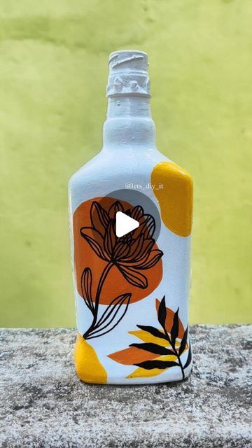 Paint On Plastic Bottles, Bottle Art Acrylic Paint, Bottil Art Painting, White Bottle Painting, Painting On Bottles Ideas, Glass Bottles Art Paint Easy, Glass Bottle Art Ideas, Glass Painting On Bottles, Bottle Art Ideas Paint