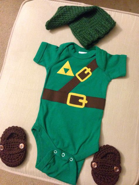 Legend of Zelda Baby Link ❤️ Zelda Themed Nursery, Zelda Baby Shower Ideas, Legend Of Zelda Nursery, Nerdy Baby Nursery, Nerdy Baby Announcement, Zelda Nursery, Baby Nerd, Link Halloween Costume, Tommy Clothes