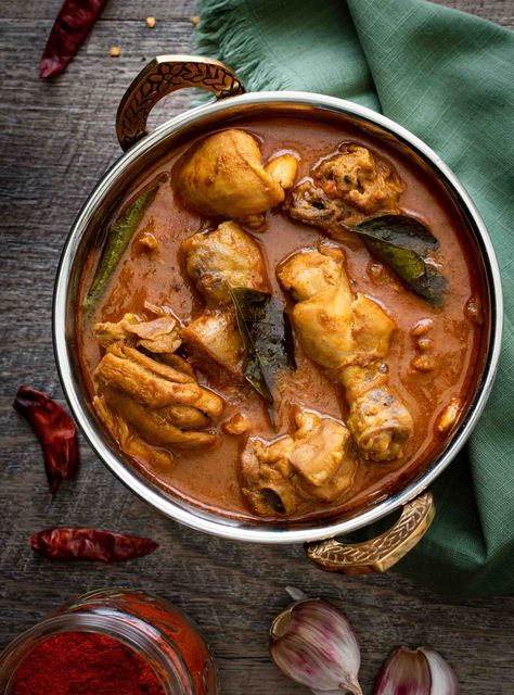 Chicken Curry in a Creamy Coconut Milk gravy Kerala Chicken Recipes, Kerala Chicken Curry, Kerala Dishes, Coconut Chicken Curry, Milk Gravy, Curry Indian, Kerala Recipes, Boiled Chicken Breast, Reheat Chicken