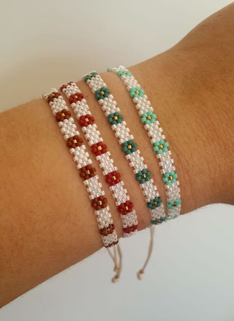 Woven Beaded Bracelets, Macrame Thread, Bracelet Miyuki, Bracelets Handmade Diy, Miyuki Bracelet, Daisy Bracelet, Slide Lock, Beaded Jewlery, Flower Style