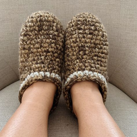 Quick & cozy women's crochet slippers pattern - KnitcroAddict Crochet Felted Slippers Free Pattern, Crochet Slip On Slippers, Crochet Clog Slippers Free Pattern, Crochet Easy Slippers, Crochet Clogs Free Pattern, Crochet House Slippers Free Pattern, Simple Crochet Slippers Free Pattern, Chunky Crochet Slippers, Crochet Moccasins Free Pattern