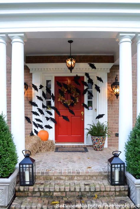 Halloween Porch Decorations With DIY Flying Bats from Between Naps on the Porch. #frontdoor #holidaydecor Entrada Halloween, Diy Halloween Porch, Halloween Pauroso, Porta Halloween, Halloween Front Porch Ideas, Halloween Front Doors, Casa Halloween, Halloween Front Porch Decor, Diy Halloween Decor