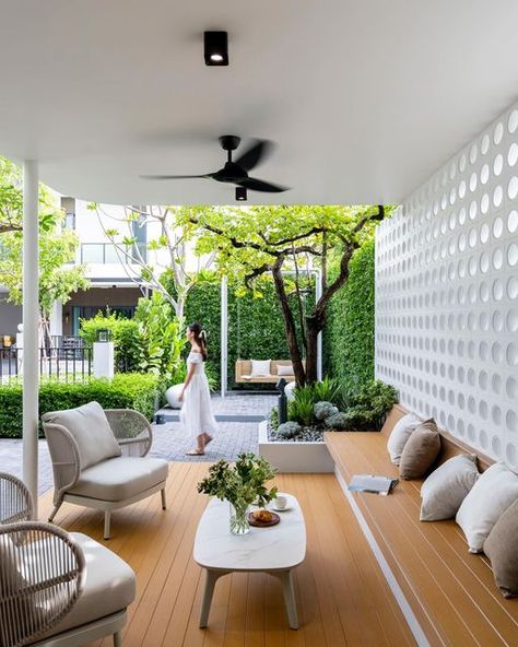 Terrace House Exterior, Rooftop Patio Design, Dining Area Design, Midcentury Architecture, Backyard House, Terrace Decor, Courtyard Gardens Design, Modern Small House Design, Diy House Renovations