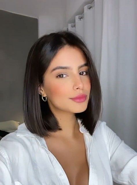 Medium Length Bob Middle Part, Choppy Bob Fine Hair Straight, Very Short Hair With Highlights, Sleek Brunette Bob, All One Length Bob Medium, Short Lob Haircut Straight, Sleek Long Bob Haircut, Outfits For Bob Hairstyles, Sleek Shoulder Length Hairstyles