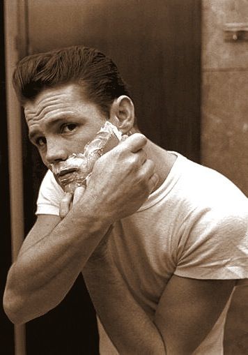 CHET BAKER shaving (follow minkshmink on pinterest) William Claxton, Astrud Gilberto, 남성 근육, Chet Baker, Cool Jazz, Iggy Pop, Blue Hawaii, My Funny Valentine, Jazz Musicians