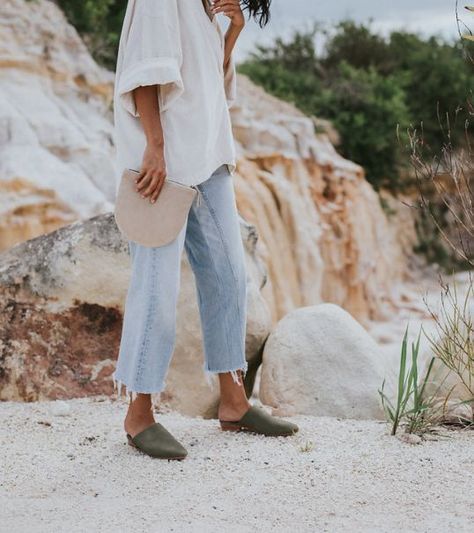 #outfit #summer #beach #shirt #loose #white #jeans Late Summer Outfits, Easy Style, Outfit Trends, Mode Inspo, Looks Chic, Looks Style, Mode Inspiration, Street Styles, Casual Outfit