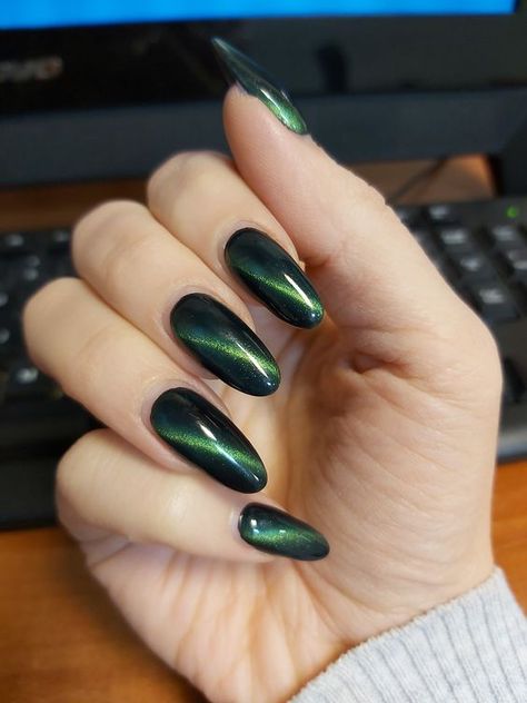 Cat Eye Nails Green Black, Dark Green Holographic Nails, Black Nails With Green Chrome, Black Green Chrome Nails, Dark Emerald Green Nails Almond, Black And Green Chrome Nails, Dark Green Nails With Chrome, Dark Green Cat Eye Nails, Emerald Green Cat Eye Nails