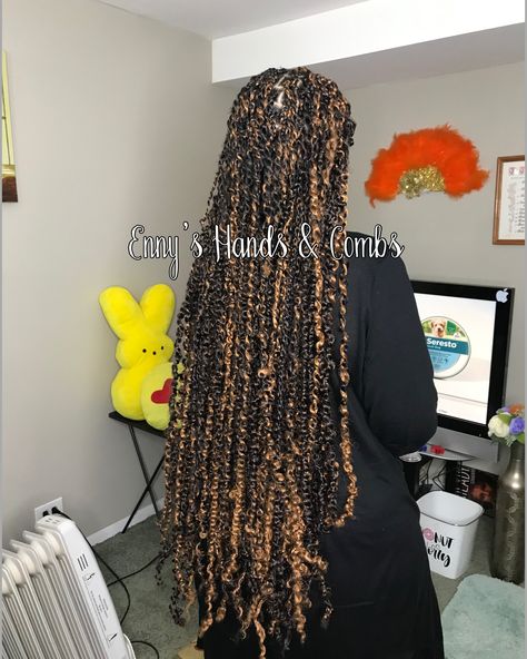 Passions twists going all the way down to the butt. M Passion Twists Different Colors, Passion Twists With Skunk Stripe, Brown And Blonde Passion Twists, Passion Twists Hairstyle With Color, Passion Twists Color, Passions Twists, Brown Twists, Boho Passion Twists, Long Twists