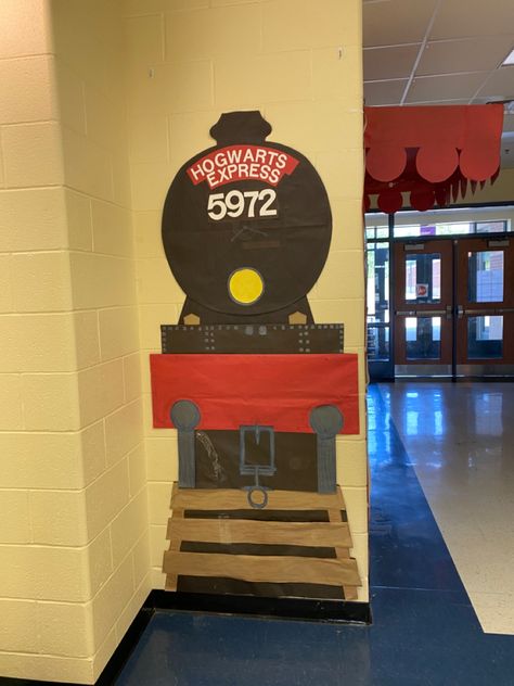 I found this idea here on Pinterest.  This has now been up by my door for 3 years.  It held up well.  This year is book 3. Harry Potter Door Decorations, Harry Potter Display, Hogwarts Train, Diy Harry Potter Crafts, Harry Potter Train, Harry Potter Hogwarts Express, Hogwarts Express Train, Reading Week, Harry Potter Theme Birthday