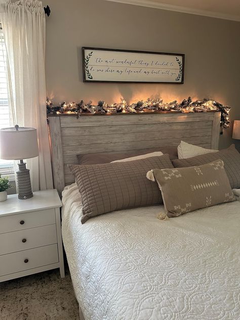 Light Brown Walls Bedroom, Husband And Wife Bedroom Ideas, Painting Ideas For Bedrooms, White And Gray Bedroom, Bedroom Ideas Couples, Cozy Farmhouse Bedroom, Christmas Bedroom Decor, Western Bedroom Decor, Carolina House