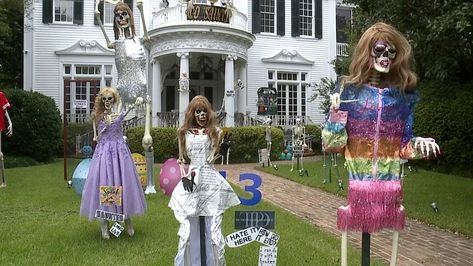 Homeowner goes all out with Taylor Swift-themed giant skeleton display Taylor Swift Skeleton, Skeleton Display, Giant Skeleton, Ghost Candles, Ghost Diy, New Orleans Homes, Gymnastics Outfits, Halloween Displays, Family Project