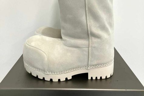 What Does the Balenciaga "UGG" Say About the World's Most Basic Boot? https://www.highsnobiety.com/p/ugg-fashion-trend/ #fashion #Style Balenciaga First, Ugg Fashion, Balenciaga Boots, Shopping Games, Basic Boots, Classic Ugg Boots, Basic Shoes, Tiktok Fashion, Exclusive Sneakers