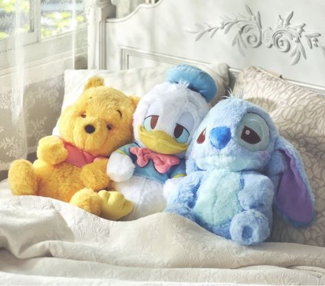 Cute Disney Stuffed Animals, Disney Stuffed Animals Aesthetic, Bed With Stuffed Animals, Disney Plushies, Peluche Disney, Winnie The Pooh Decor, Disney Stuffed Animals, Disney Cute, Jellycat Stuffed Animals