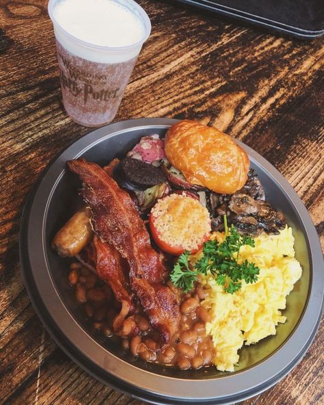 Breakfast at Three Broomsticks - Wizarding World of Harry Potter Universal Studios Hollywood Fantasy Breakfast Food, Food In Harry Potter, Hogwarts Feast Food, Harry Potter World Food, Harry Potter Breakfast Ideas, Hogwarts Breakfast, Medieval Breakfast, Harry Potter Breakfast, Hogwarts Food