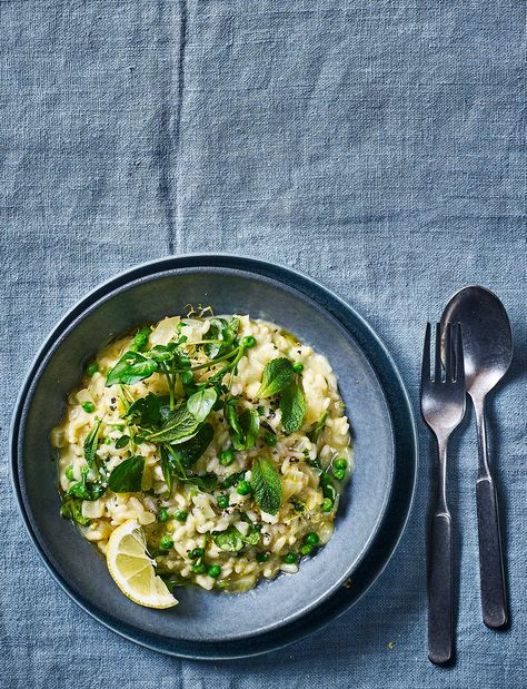 This pea and watercress risotto is vegan and dairy-free, but if you prefer, you can use regular soft cheese and add a sprinkling of Parmesan at the end Lemon Parmesan Risotto, Dairy Free Risotto, Mains Recipes, Gluten Free Vegetables, Parmesan Risotto, Healthy Veggie, Risotto Rice, Risotto Recipe, Cooking Advice