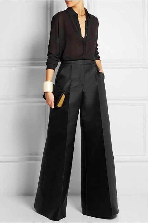 en tu fondo de armario definitivamente debes de contar con un pantalón palazzo en negro. Speaker Outfit, Journalist Fashion, Wide Leg Pants Outfit Work, Couture Dior, Mode Tips, Leg Pants Outfit, Tuxedo Pants, Baggy Pants, Business Outfit