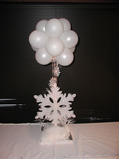 Snowflake balloon topiary, beautiful!                                                                                                                                                                                 More Winter Wonderland Balloon Centerpieces, Balloon Topiary Centerpieces, Snowflake Centerpieces Diy, Snowflake Baby Shower Centerpieces, Winter Onederland First Birthday Decorations, Snowflake Balloon Arch, White Decorations Party, Winter Onederland Centerpieces, Balloon Topiary