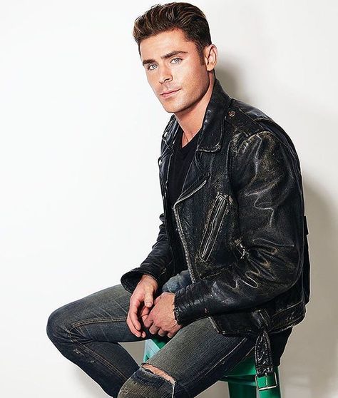 Famous Outfits, Rain Suit, Leather Jacket Style, Corte De Cabelo Masculino, Zac Efron, Famous Men, Brown Leather Jacket, Black Leather Jacket, Leather Jacket Men