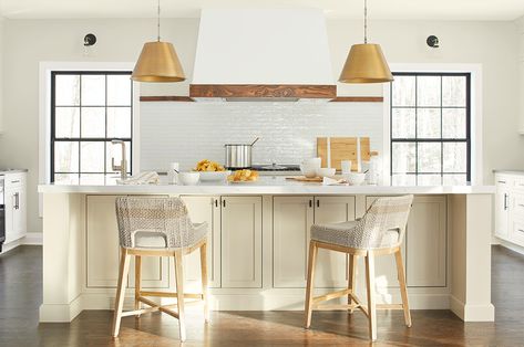 A white kitchen with island painted in Gentle Cream OC-96 and walls painted in Timid White OC-39. Kitchen With White Walls, Benjamin Moore Cabinets, Cream Benjamin Moore, Elmira White, Off White Paint Colors, Cream Kitchen Cabinets, Purple Paint Colors, Brown Paint Colors, Red Paint Colors