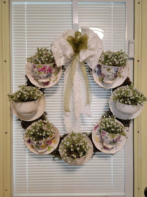 Tea Saucer Crafts, Teacup Wreath Diy, Tea Cup Wreaths, Tea Cup Wreath Diy, Cups And Saucers Crafts Ideas, Plate Wreath Ideas, China Plate Wreath, Old Tea Cups Ideas, Tea Cup Crafts