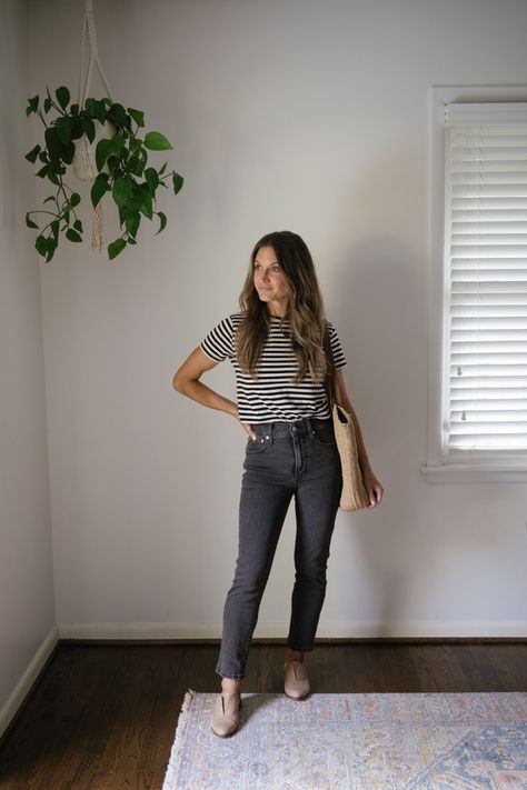 Seven Minimalist Outfits For Early Fall - Stitch & Salt Summer Minimalist Outfit, Minimalist Outfit Ideas, Early Spring Outfits Casual, Sahm Outfits, Mom Jeans Outfit Summer, Minimalist Outfits, Teacher Outfits Fall, Early Fall Outfits, Casual Outfits For Moms