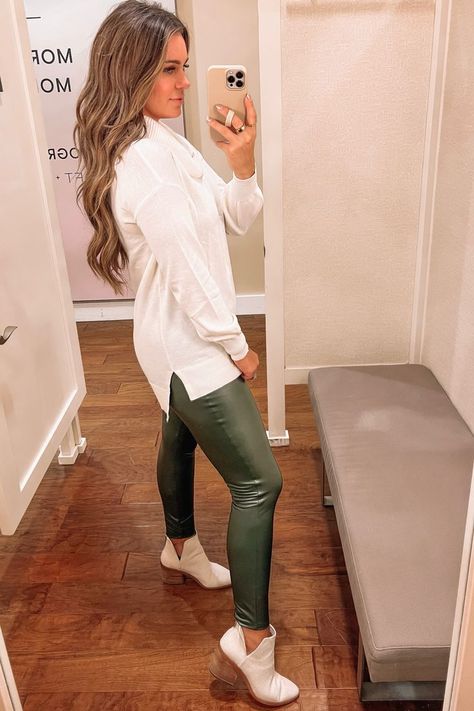 Green Leggings Outfit, Faux Leather Pants Outfit, White Leather Pants, Lederhosen Outfit, Outfits Leggins, Faux Leather Leggings Outfit, Pants Outfit Work, Green Pants Outfit, Green Tights